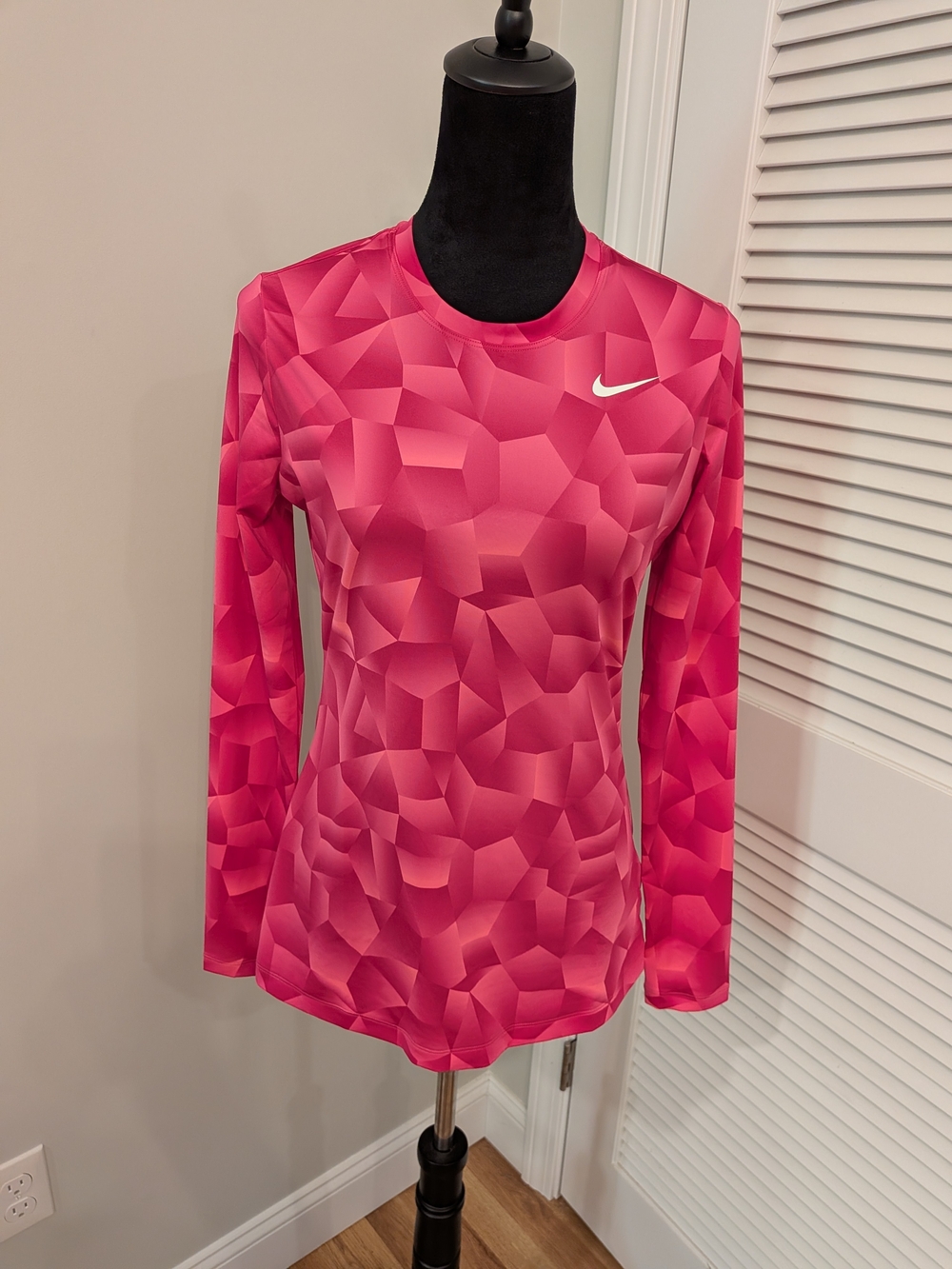 Nike Dri - Fit Women's Hot Pink Geometric Long-Sleeve Athletic Top Size Medium